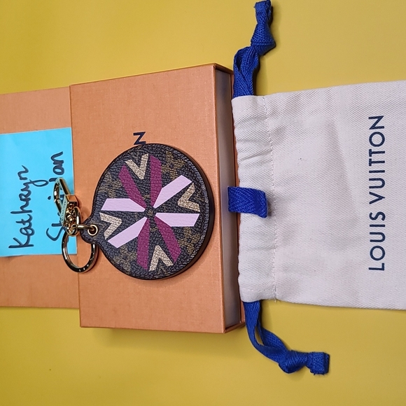 EUC LOUIS VUITTON ILLUSTRE MONOGRAM MULTI V CHARM - Picture 4 of 11